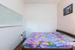 利沃夫Файна смарт-квартира біля ЖД вокзалу на Городоцькій 143的一间卧室配有一张带花卉棉被的床