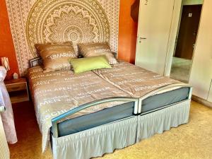 WurmlingenneXt doOr Donau Gästezimmer und Suite的一间卧室配有一张带大床头板的床