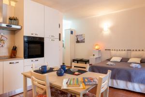 布奇内La casina di Tina的客房设有厨房、桌子和床。