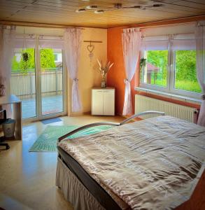 WurmlingenneXt doOr Donau Gästezimmer und Suite的一间设有床铺的卧室,位于带窗户的房间内