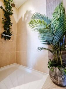 斯塔利桥Luxury City Centre Home With Free Secure Parking的浴室配有带植物的浴缸