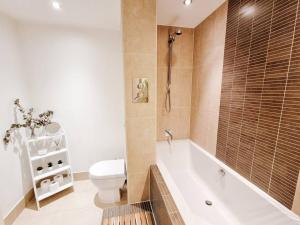 斯塔利桥Luxury City Centre Home With Free Secure Parking的浴室配有卫生间、浴缸和水槽。