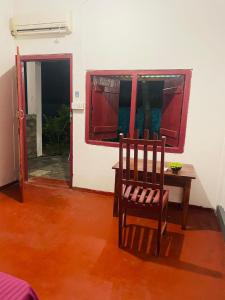 阿鲁甘湾Crystal Bay的一间带椅子和桌子的房间以及窗户