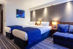 英格里斯顿爱丁堡机场智选假日酒店 的酒店客房,设有两张床和一张沙发