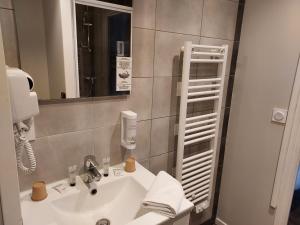 贝桑于潘港艾森豪威尔酒店（前国王酒店）的一间带水槽和镜子的浴室