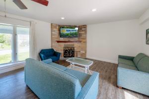 五月岬郡Sun Outdoors Cape May的客厅配有2张蓝色沙发和壁炉