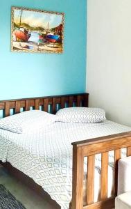 卡波布里奥FLAT / APARTAMENTO NA PRAIA DO FORTE的卧室配有一张挂在墙上的床铺