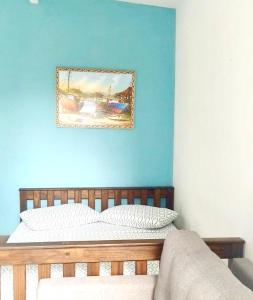 卡波布里奥FLAT / APARTAMENTO NA PRAIA DO FORTE的一间卧室配有一张蓝色墙壁的床