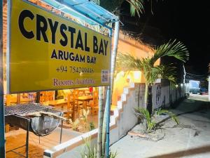 阿鲁甘湾Crystal Bay的餐厅前的黄色标志