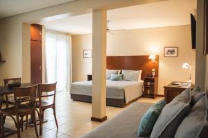 科连特斯DonSuites的酒店客房 - 带一张床和用餐室