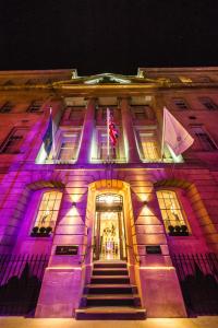 巴斯The Gainsborough Bath Spa - Small Luxury Hotels of the World的建筑前方有紫色灯
