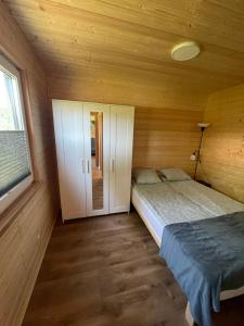 格丁尼亚Domki letniskowe Babie Doły的小木屋内一间卧室,配有两张床