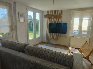 MarckHemmes Kiteland Beach House的带沙发和平面电视的客厅
