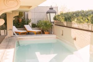 门多萨恒达拉酒店的房屋一侧的游泳池