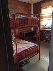 普拉亚斯A orillas del paraiso的客房设有两张双层床和一张书桌。