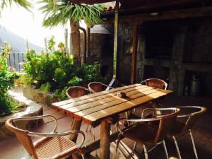 克鲁兹·德·特赫达蒙塔纳阿罗亚乡村旅馆的天井上的木桌和椅子
