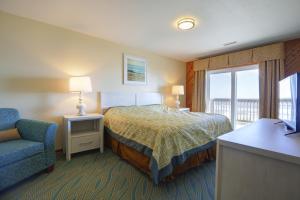 达克Ocean Pines Resort by Capital Vacations的酒店的客房 - 带一张床、椅子和窗户