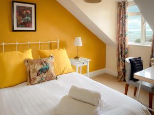 滨海韦斯顿Timbertop Suites - Adults Only的一间卧室配有一张黄色墙壁的床