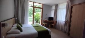罗卡马杜尔艾斯克拉尔奇酒店的酒店客房设有一张床和一个大窗户