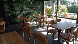 比斯卡罗斯海滩莱斯杰迪斯德乐奥酒店的餐厅里一排桌椅