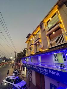 马普萨Hotel Sai Advika的街上有蓝色的灯光