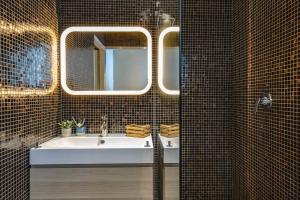 马斯卡卢恰Il Giardino di Agata的一间带水槽和镜子的浴室