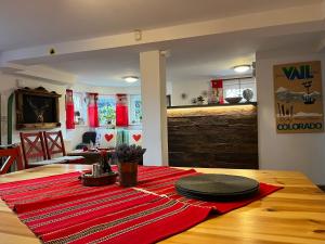 塔特兰斯卡波利安卡Danielov dom的一间设有一张红色地毯的桌子的饭厅
