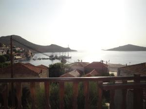 哈尔基岛Villa Chrysodimi的享有海港和水中船只的景色