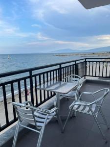 帕拉利亚卡泰里尼斯Nepheli的俯瞰大海的阳台配有桌椅