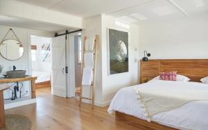蒙托克英雄海滩俱乐部度假村的一间卧室配有一张大床和木制床头板