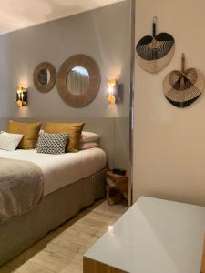 博尼法乔桑塔特瑞萨酒店的一间卧室配有一张床、一张桌子和镜子