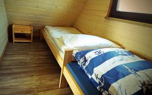 威西Jaśminowa Przystań的小房间,设有床和床头柜