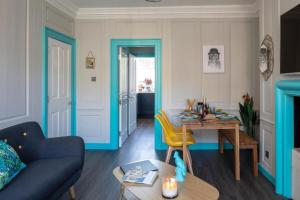 巴斯Dream Stays Bath - Kingsmead Street的客厅配有沙发和桌子