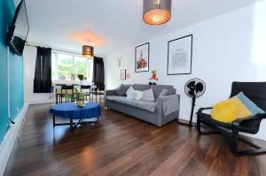 伦敦3 BEDROOM FLAT IN CENTRAL LONDON - REGENTS PARK / BAKER ST的客厅配有沙发和桌子