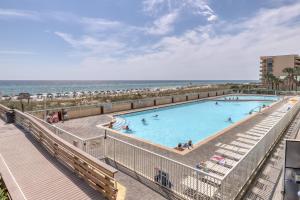 沃尔顿堡滩温德姆度假租赁沃特斯边缘公寓的海滩背景游泳池