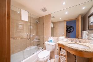 范尔Lodge at Vail Condominiums的浴室配有卫生间、盥洗盆和淋浴。