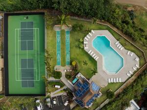 利胡埃Banyan Harbor Resort的享有游泳池和度假村的顶部景致