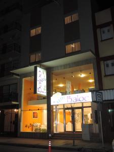 马德普拉塔BALOO Hotel的一座建筑,在晚上前有标志