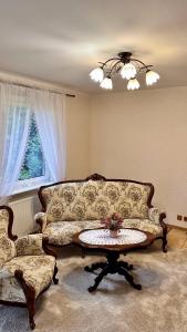 Apartament Mazurskie Ciepło的休息区