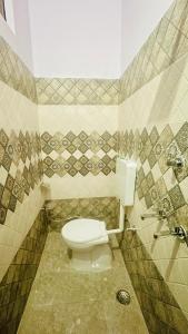 瓦拉纳西Tandon Lodge的一间位于客房内的白色卫生间的浴室