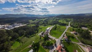 Hrušica帕特里克住宿加早餐旅馆的享有公园的空中景色,以山脉为背景