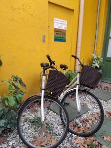 科洛尼亚-德尔萨克拉门托Casa Calma的两辆自行车停在黄色建筑前面