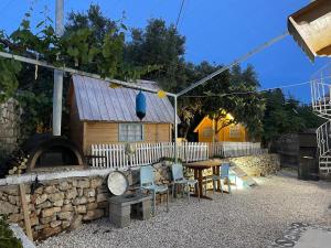 萨兰达Camping Albania-Secret Village Den的后院设有房屋和 砖炉