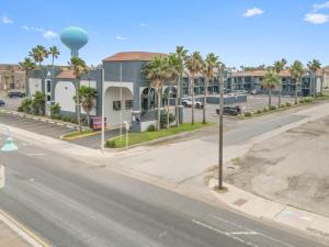 南帕诸岛南帕德里岛汽车旅馆的一条空的街道,有建筑和棕榈树