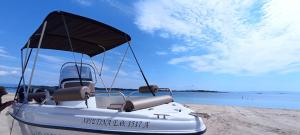 沃尔沃罗NOCE Luxury Villas Resort的坐在海滩上,天空的船只
