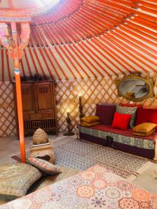 里瓦-罗哈德图里亚Yurta Arco Iris的一间设有圆顶帐篷的客房,配有一张床和地毯