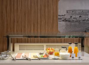 海若克利欧阿西恩尼克酒店的厨房配有带食物的柜台
