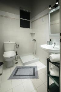 KatarráktisCHIOS HOTEL的白色的浴室设有卫生间和水槽。