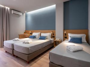 海若克利欧阿西恩尼克酒店的一间卧室配有两张带毛巾的床
