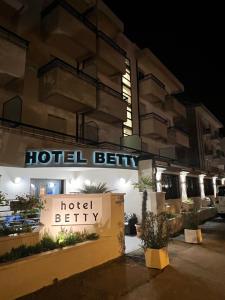 里米尼Hotel Betty的夜间在大楼前的酒店标志